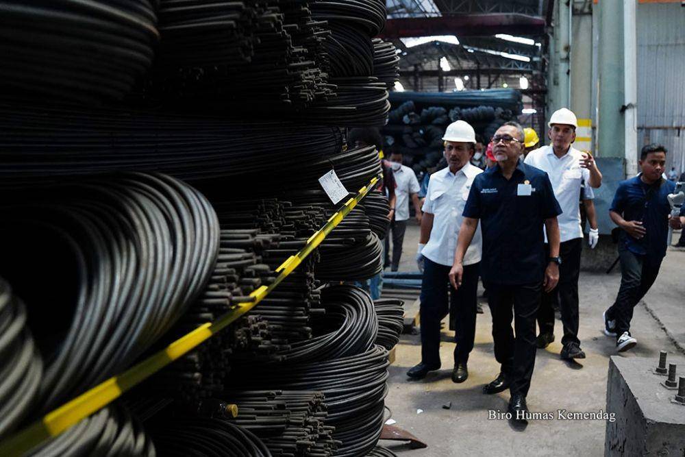 Kegiatan pemusnahan 2.302 ton produk baja tulangan beton (BjTB) karena tak memenuhi SNI. (dok. Kemendag)