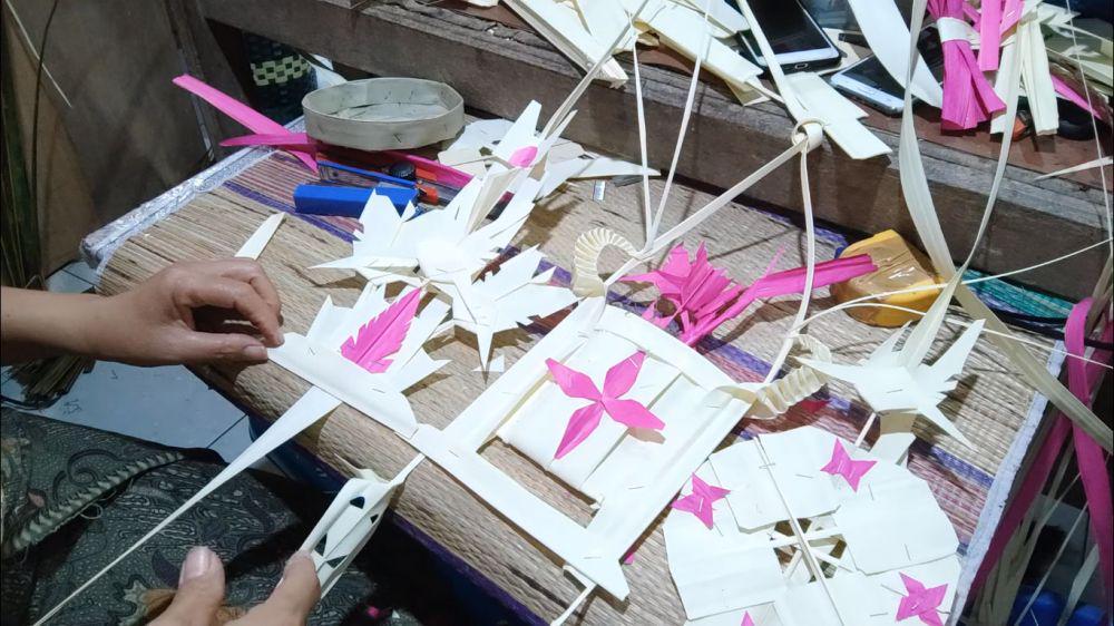 Isi Sarana Upacara Hari Raya Kuningan, Beda dengan Galungan