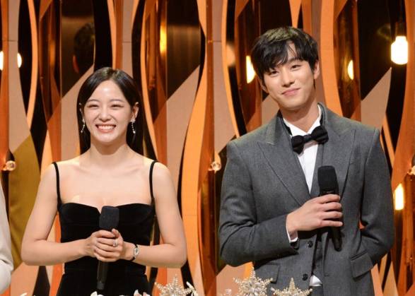 Kim Se Jeong dan Ahn Hyo Seop di SBS Awards 2022 (instagram.com/sbsdrama.official)