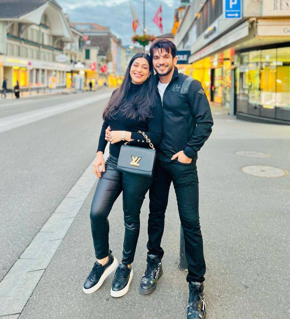 Arjun Bijlani dan istri (instagram.com/nehaswamibijlani)