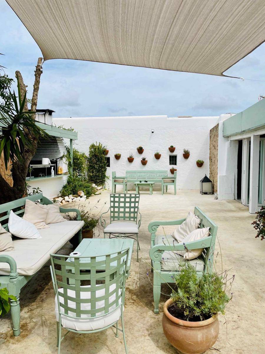 Ide Dekorasi Rooftop Teduh dan Privat (pexels.com/Esther Garcia)