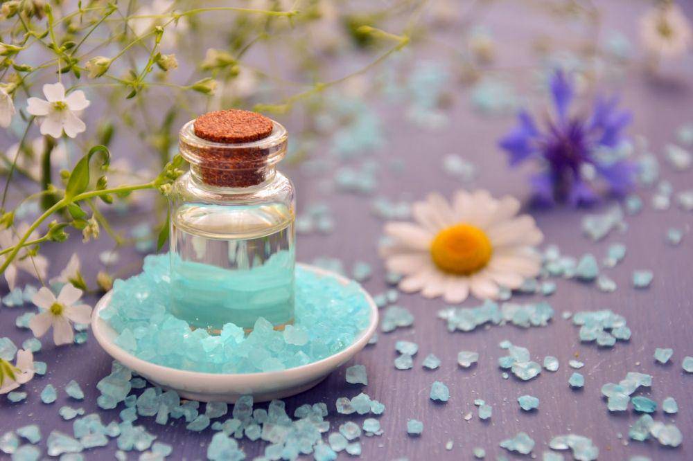 ilustrasi botol kaca dan bongkahan garam biru (pexels.com/Mareefe)