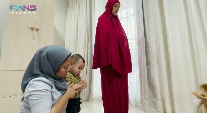 Rayyanza belajar salat. (youtube.com/Rans Entertainment)