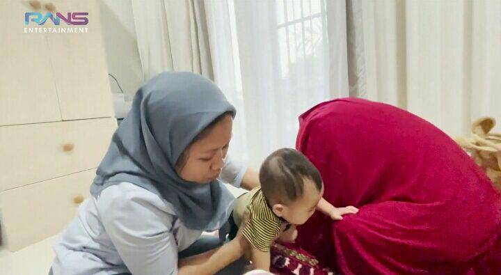 Rayyanza belajar salat. (youtube.com/Rans Entertainment)