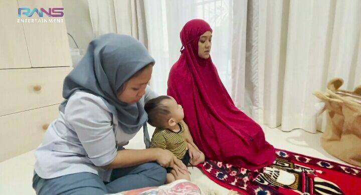 Rayyanza belajar salat. (youtube.com/Rans Entertainment)