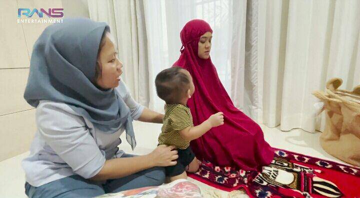 Rayyanza belajar salat. (youtube.com/Rans Entertainment)