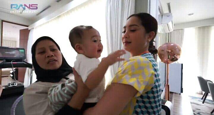 Nagita cari gagang pintu. (youtube.com/Rans Entertainment)