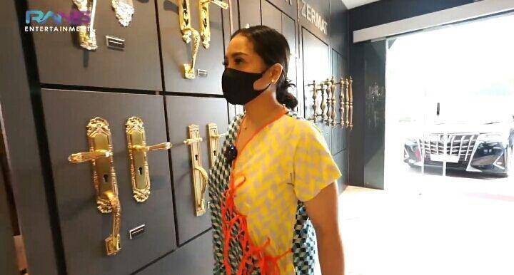Nagita cari gagang pintu. (youtube.com/Rans Entertainment)