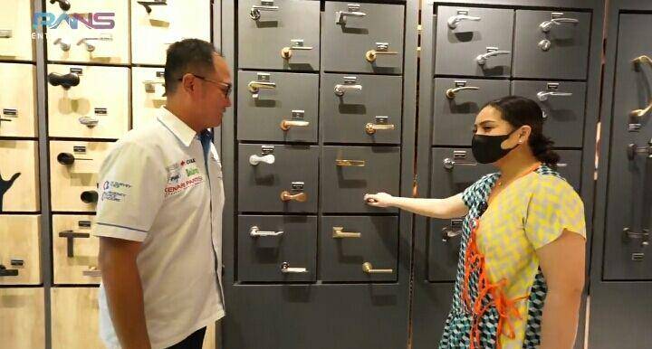 Nagita cari gagang pintu. (youtube.com/Rans Entertainment)