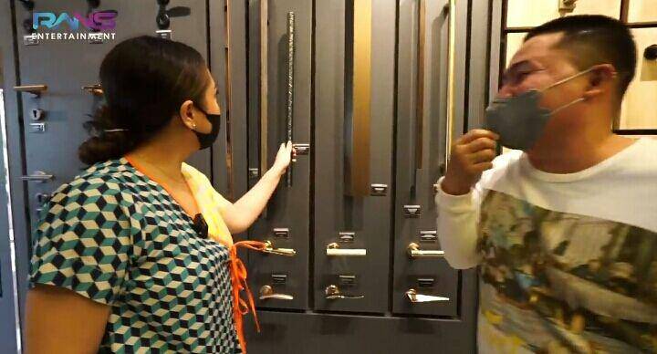 Nagita cari gagang pintu. (youtube.com/Rans Entertainment)