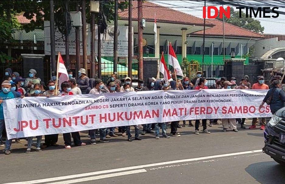 Puluhan massa mengatasnamakan Aliansi Mahasiswa dan Pemuda Peduli Hukum (Amppuh) menggelar aksi unjuk rasa di depan Pengadilan Negeri Jakarta Selatan (PN Jaksel) pada Kamis (12/1/2023). (IDN Times/Irfan Fathurohman)