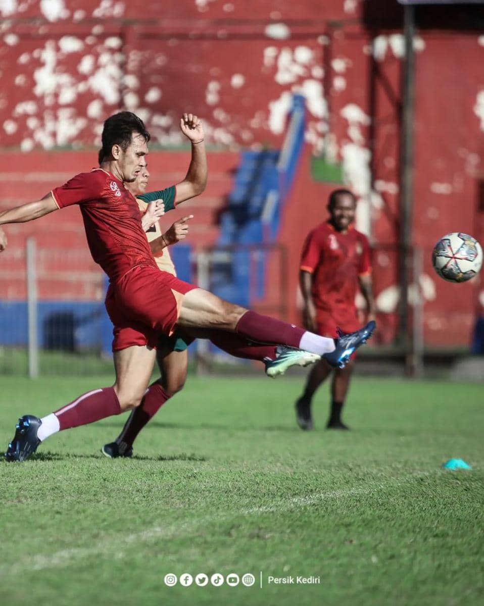 Pemain Persik Kediri saat berlatih. Instagram.com/ persikfcofficial