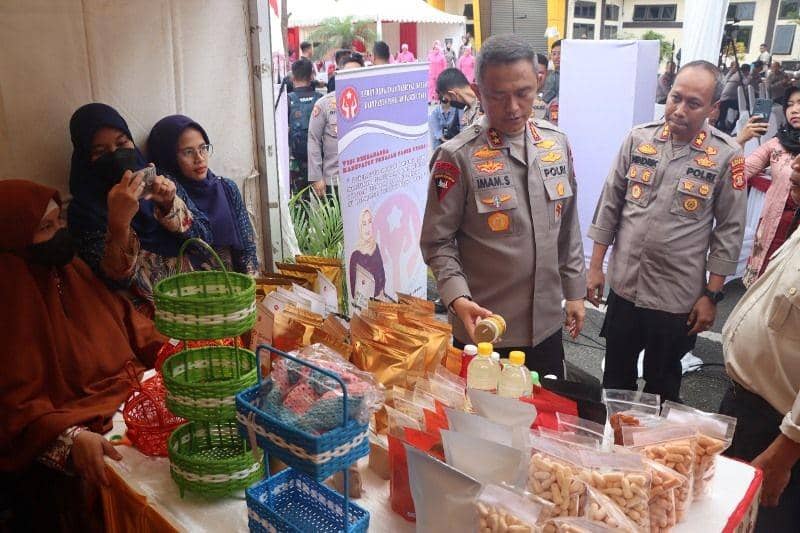 Kapolda Irjen Pol Imam Sugianto silahturami  didampingi Kapolres PPU AKBP Hendrik Eka Bahalwan meninjau stand UMKM Kamis 12/1/2023 (Dok. Humas Polres PPU)
