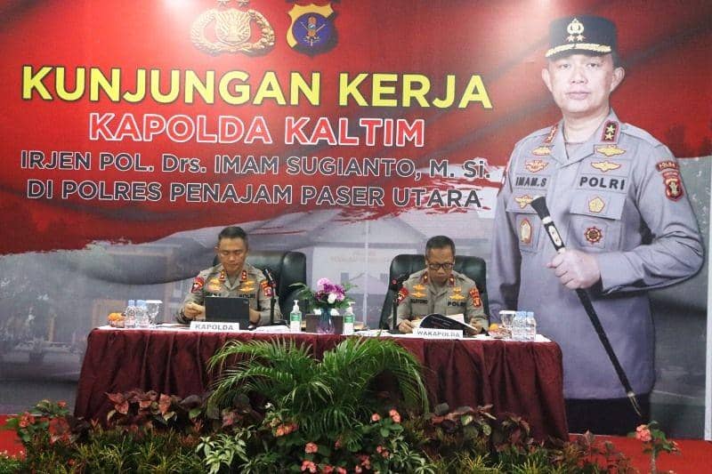 Kapolda Irjen Pol Imam Sugianto didampingi Wakapolda Kaltim Brigjen Pol Mujiyono berikan arahan ke anggota Polres PPU, Kamis 12/1/2023 (Dok Humas Polres PPU)