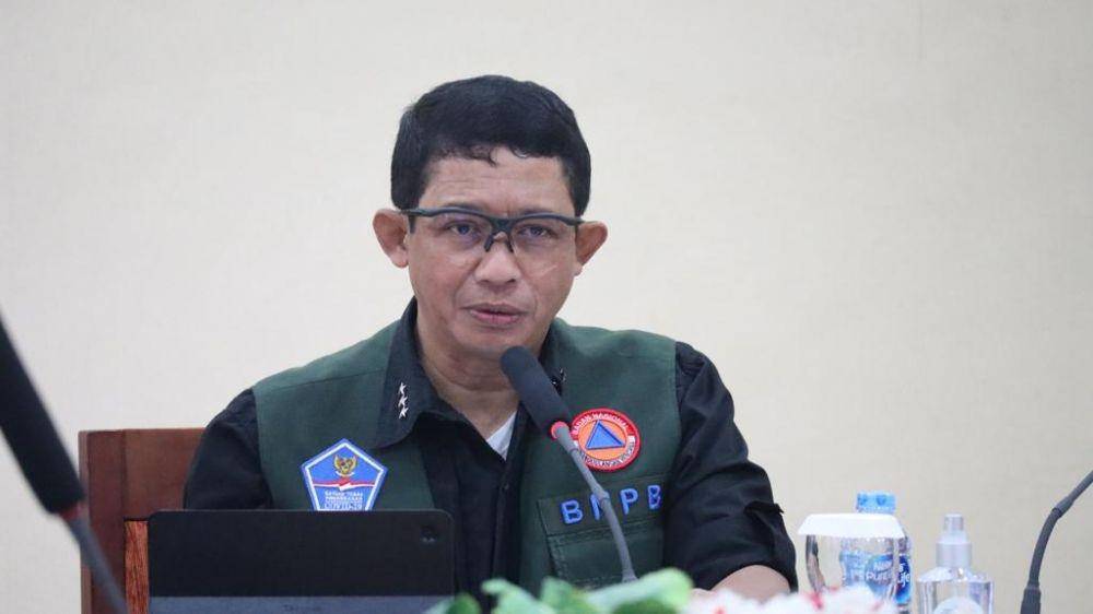 Kepala Badan Nasional Penanggulangan Bencana (BNPB) Letjen TNI Suharyanto bersama jajaran menyerahkan bantuan dana siap pakai (DSP) dukung percepatan penanganan darurat gempabumi magnitudo (M) 7,5 yang mengguncang Kabupaten Kepulauan Tanimbar, Provinsi Maluku Kamis (12/1/2023)  (Dok. BNPB)