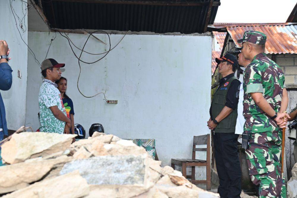 Kepala Badan Nasional Penanggulangan Bencana (BNPB) Letjen TNI Suharyanto bersama jajaran menyerahkan bantuan dana siap pakai (DSP) dukung percepatan penanganan darurat gempabumi magnitudo (M) 7,5 yang mengguncang Kabupaten Kepulauan Tanimbar, Provinsi Maluku Kamis (12/1/2023) (Dok. BNPB)