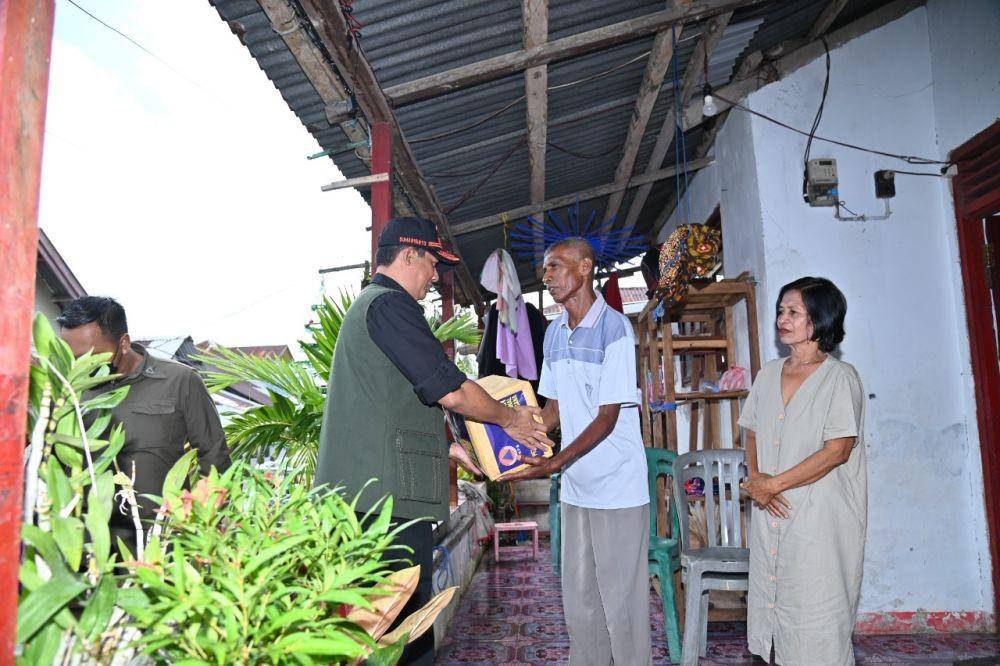 Kepala Badan Nasional Penanggulangan Bencana (BNPB) Letjen TNI Suharyanto bersama jajaran menyerahkan bantuan dana siap pakai (DSP) dukung percepatan penanganan darurat gempabumi magnitudo (M) 7,5 yang mengguncang Kabupaten Kepulauan Tanimbar, Provinsi Maluku Kamis (12/1/2023) (Dok. BNPB)