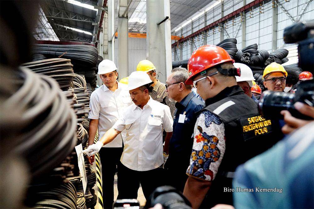 Kegiatan pemusnahan 2.302 ton produk baja tulangan beton (BjTB) karena tak memenuhi SNI. (dok. Kemendag)