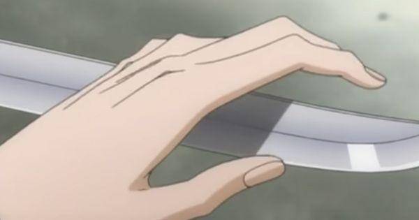 Gin menyentuh bilah Kyouka Suigetsu ( Dok. Pierrot / Bleach )