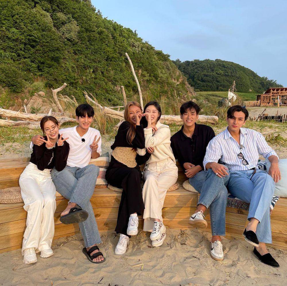 Cast Single's Inferno 2 (Instagram.com/jennonpark/)