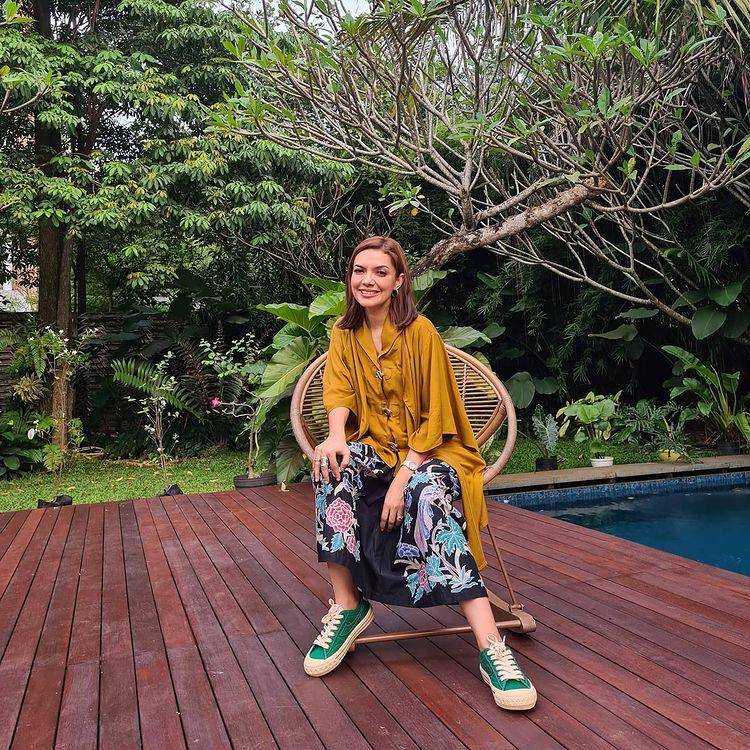 inspirasi outfit dengan rok batik (instagram.com/najwashihab)