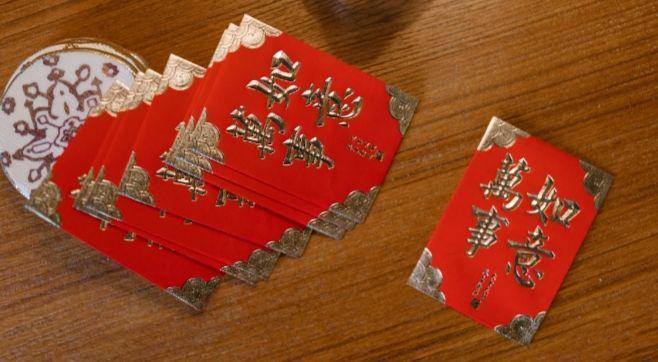 angpao (pexels.com/RODNAE Productions)