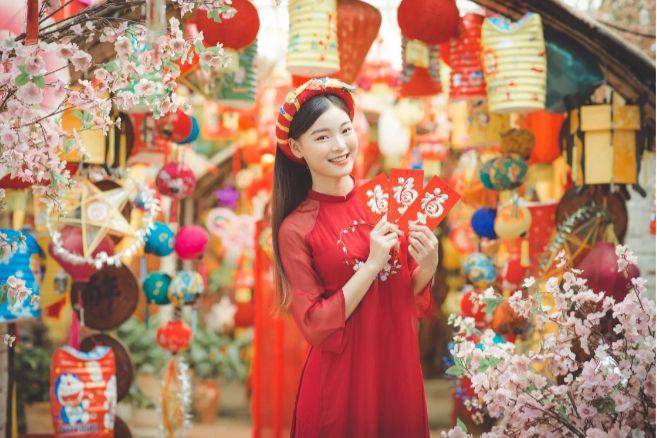 ilustrasi remaja memegang angpao (pexels.com/Lê Tín)