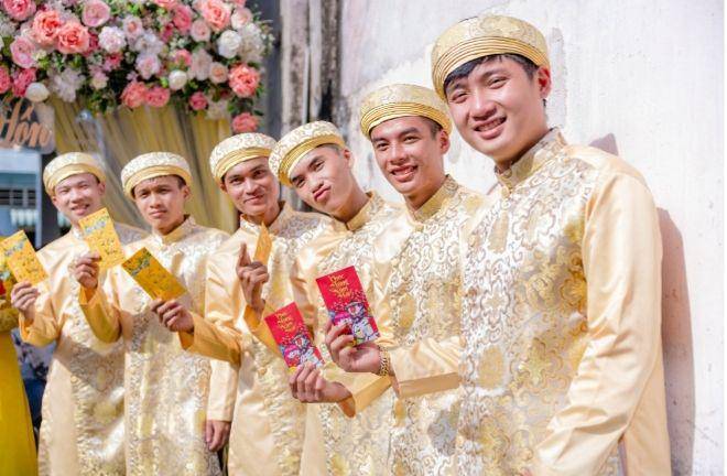 ilustrasi remaja memegang angpao (pexels.com/Hồng Xuân Viên)