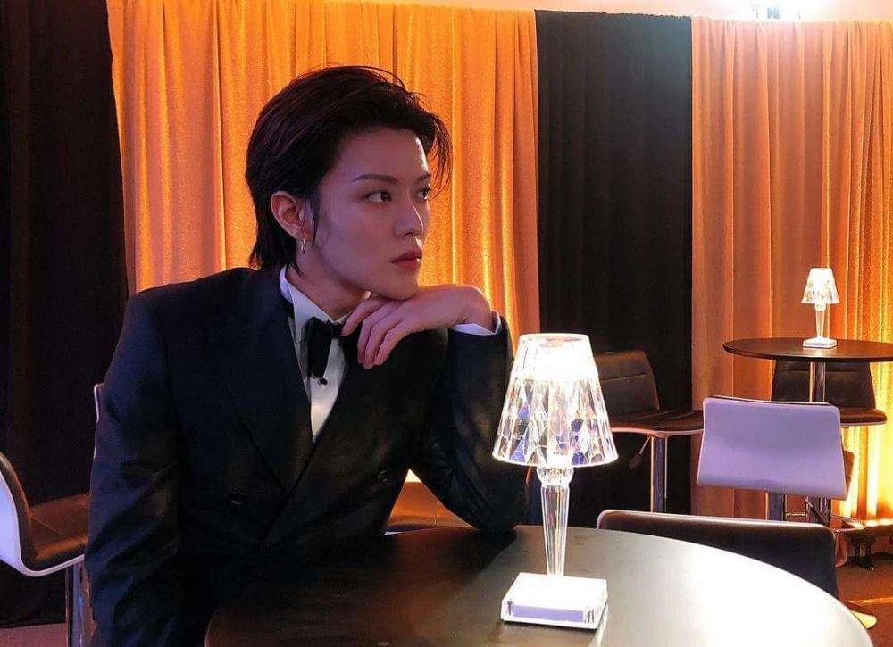 Yuta mengenakan tuksedo (dok. instagram/yuu_taa_1026)