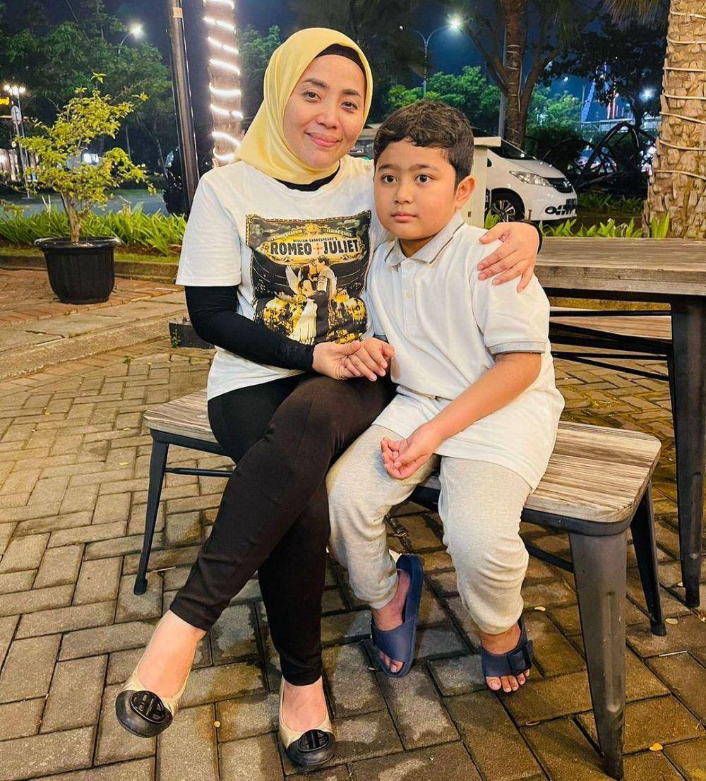 potret Muzdalifah dengan anak lelakinya (instagram.com/muzdalifah999)