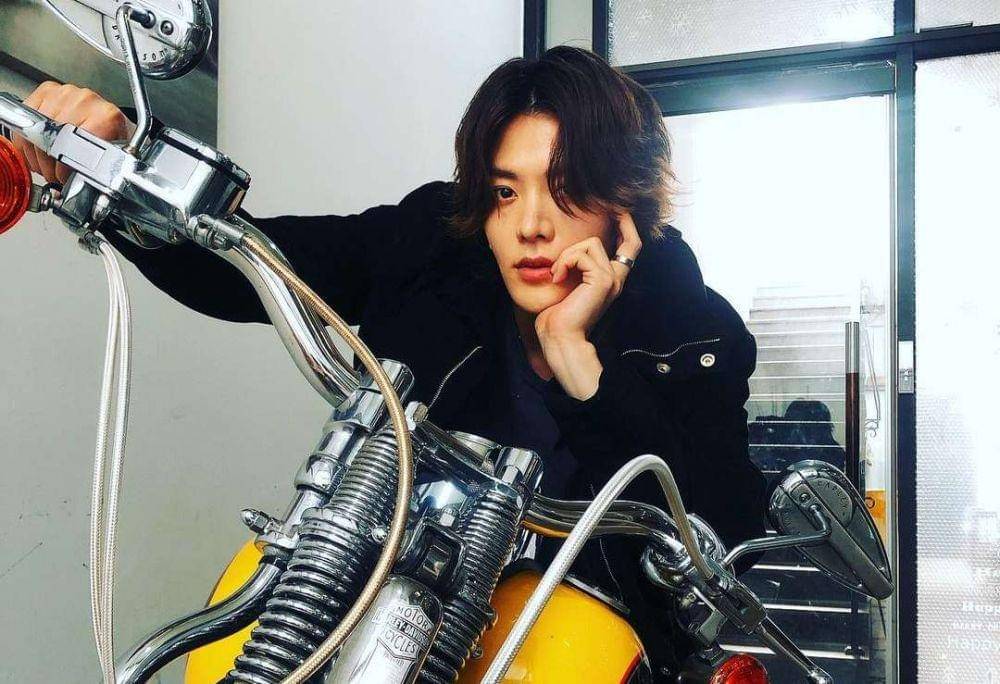 Yuta berpose di atas motor. (dok. instagram/yuu_taa_1026)