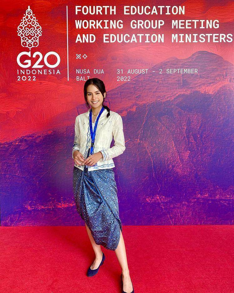inspirasi outfit dengan rok batik (instagram.com/maudyayunda)
