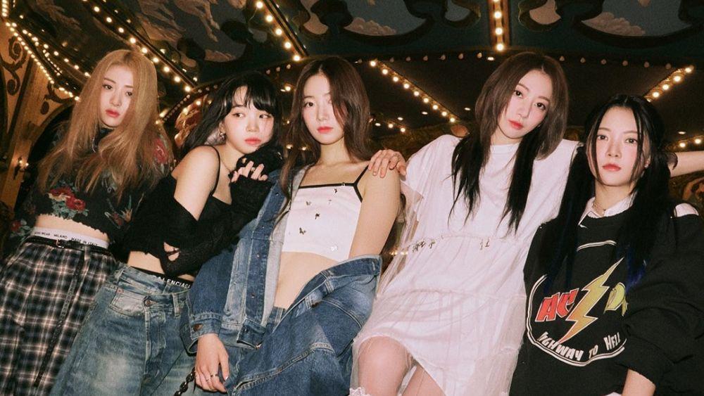 10 Ide Padu Padan Jeans ala Member Le Sserafim yang Simpel tapi Kece
