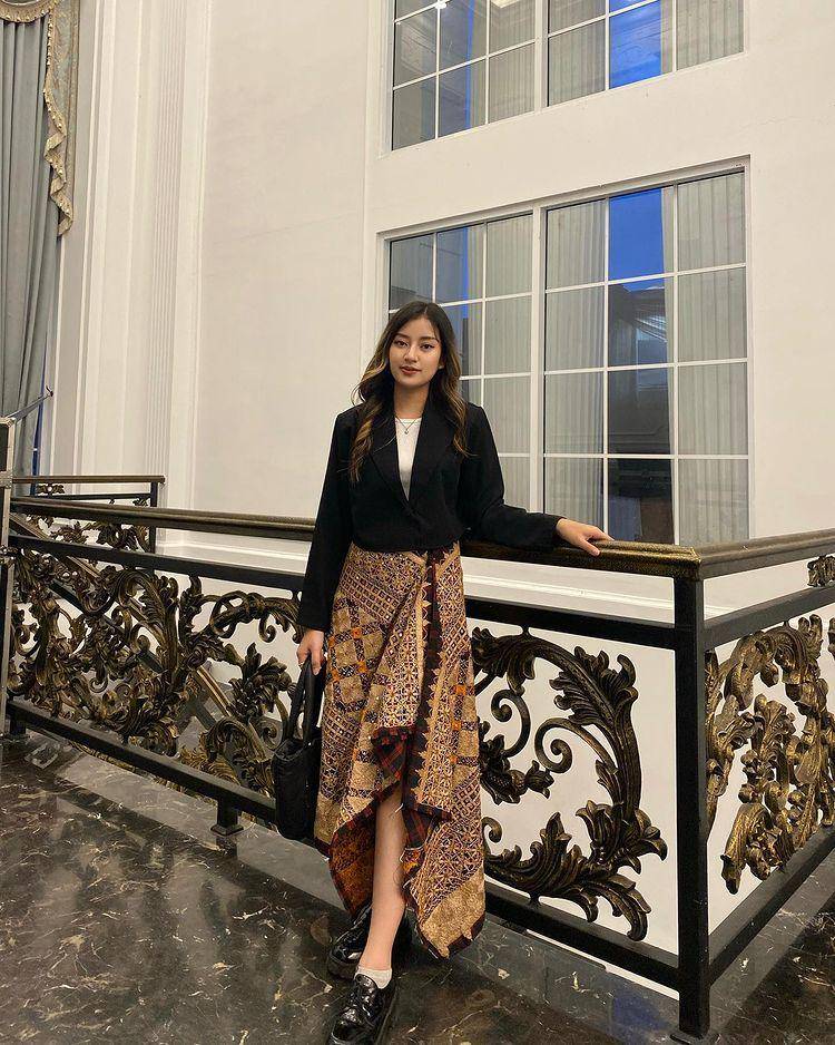 inspirasi outfit dengan rok batik (instagram.com/salsadnt)