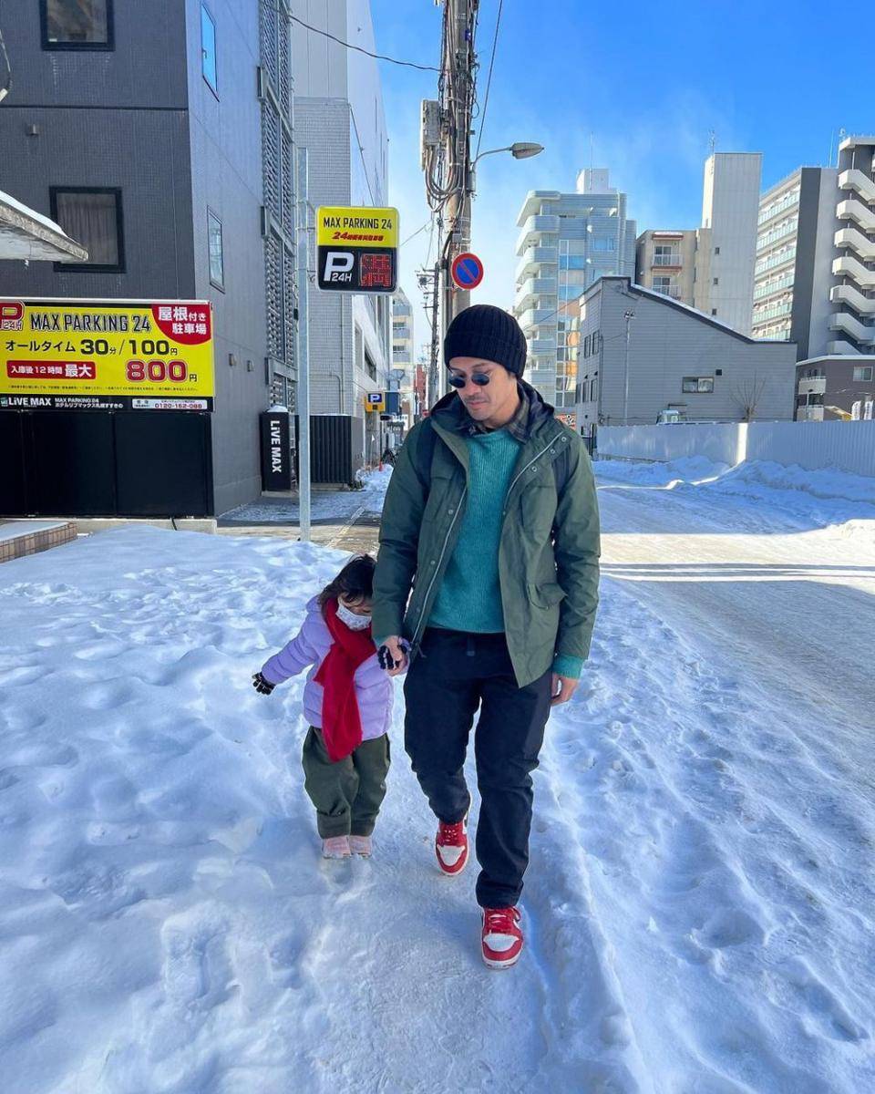 potret Chicco Jerikho momong anak saat liburan (instagram.com/chicco.jerikho)