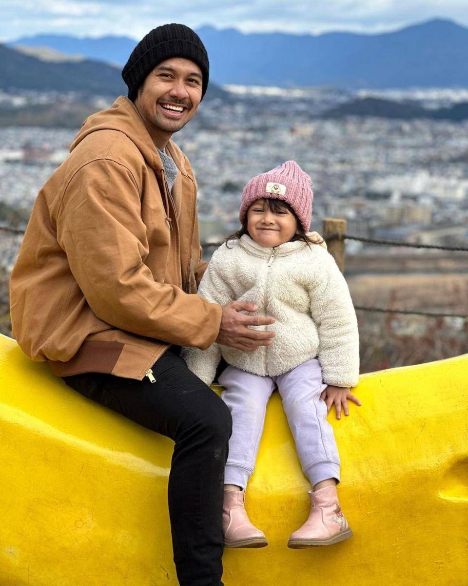 potret Chicco Jerikho momong anak saat liburan (instagram.com/chicco.jerikho)