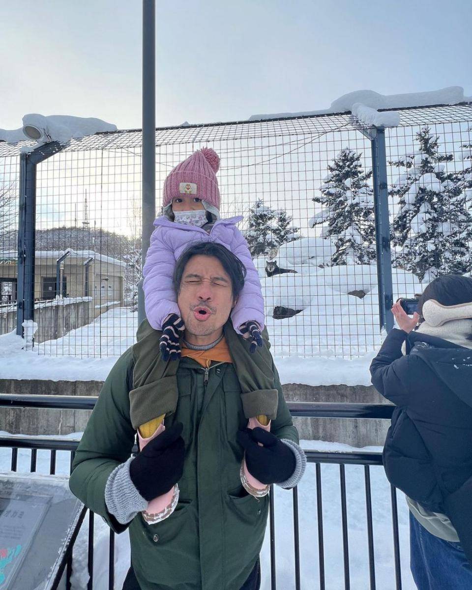 potret Chicco Jerikho momong anak saat liburan (instagram.com/chicco.jerikho)