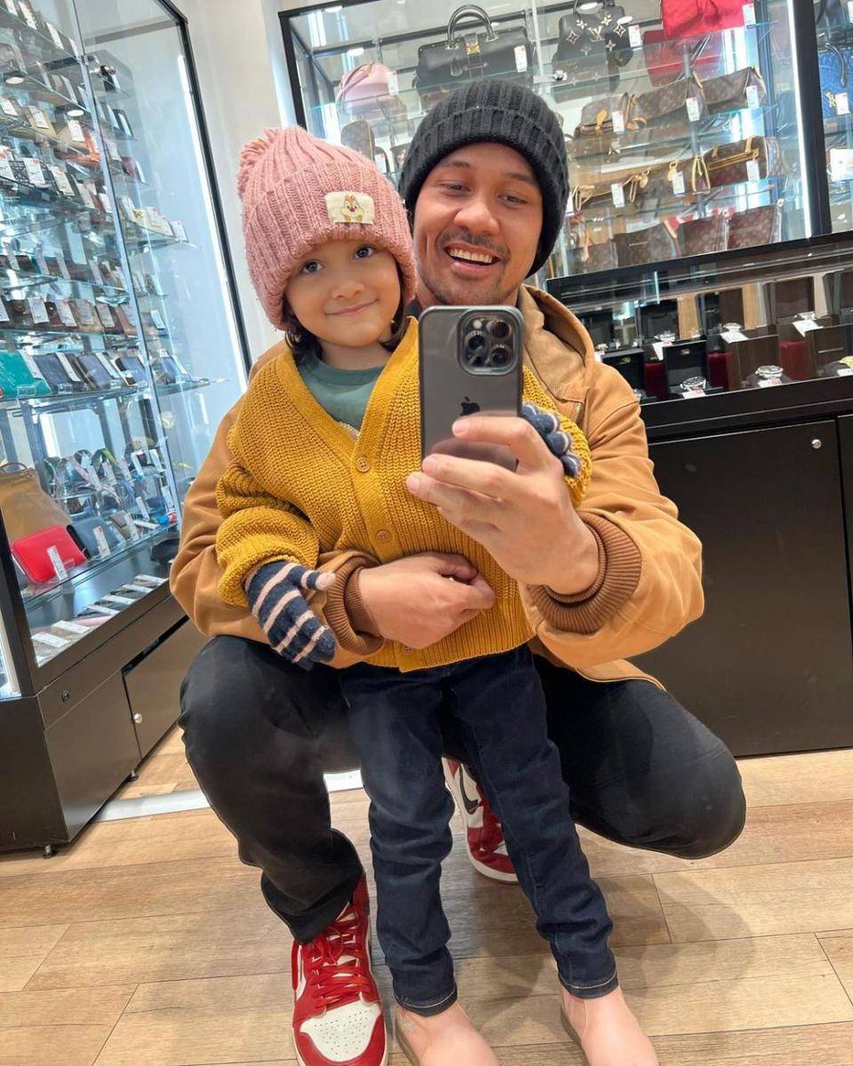 potret Chicco Jerikho momong anak saat liburan (instagram.com/chicco.jerikho)