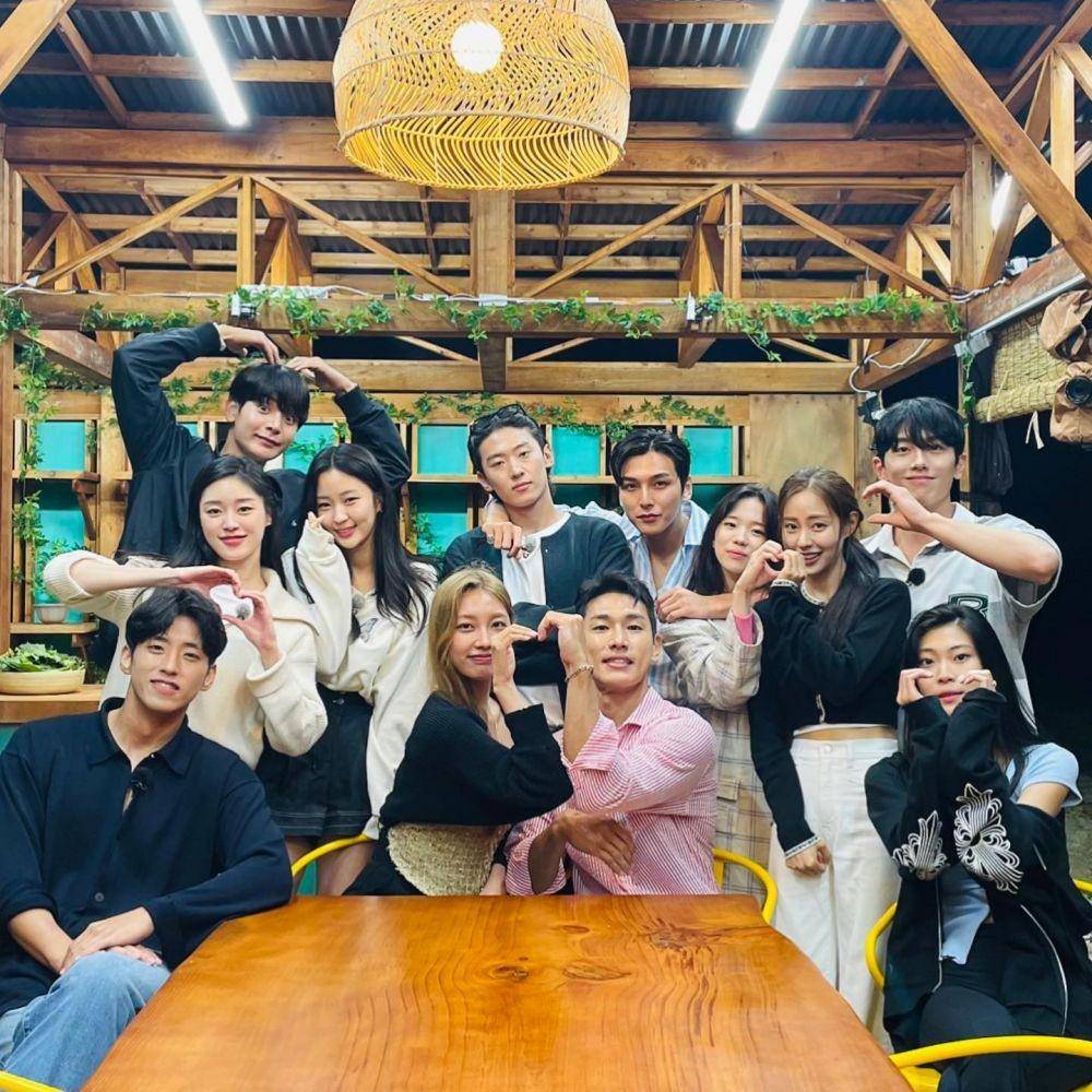 Cast Single's Inferno 2 (Instagram.com/4x4ischoi/)
