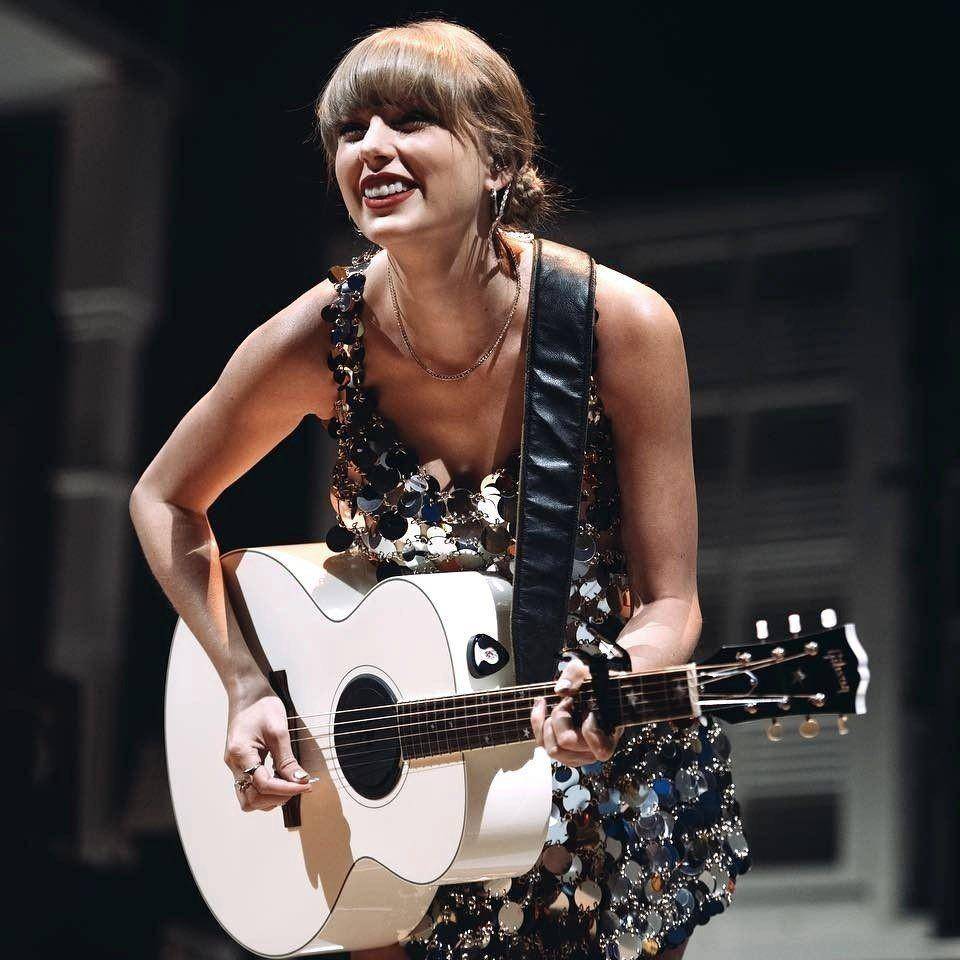 potret Taylor Swift tampil di konser the 1975 (Twitter.com/@tswifterastour)