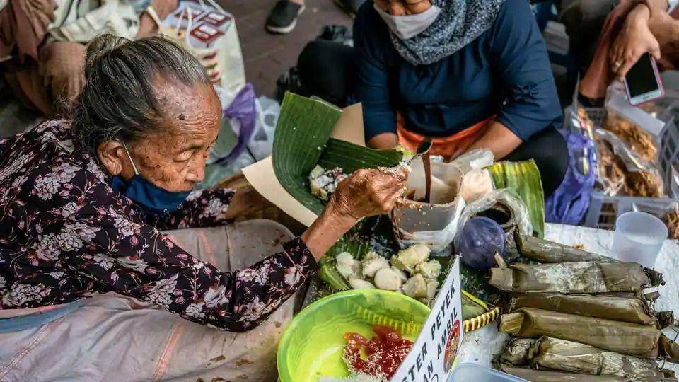 cuplikan pedagang jajanan pasar di serial Street Food: Asia (dok. Netflix/Street Food: Asia)