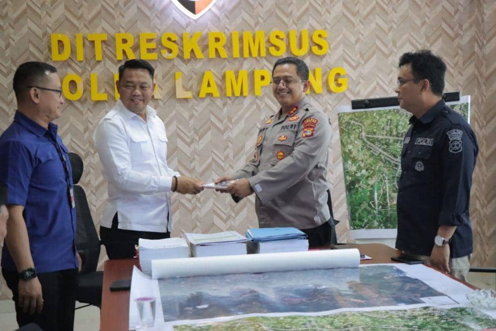 Penyerahan penanganan perkara dugaan korupsi pembangunan Bendungan Marga Tiga dari Polres Lampung Timur ke Dirtreskrimsus Polda Lampung. (Dok. Polda Lampung).