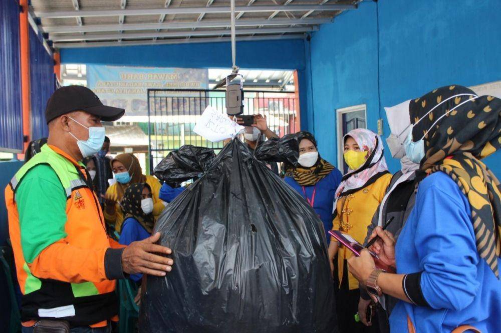 Sudin Lingkungan Hidup Jakut mensosialisasikan daur ulang sampah, Jumat (13/1/2023) (Dok. KOMINFOTIK JU)