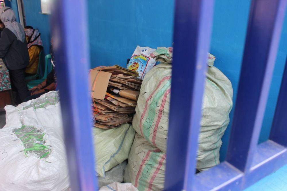 Sudin Lingkungan Hidup Jakut mensosialisasikan daur ulang sampah, Jumat (13/1/2023) (Dok. KOMINFOTIK JU)