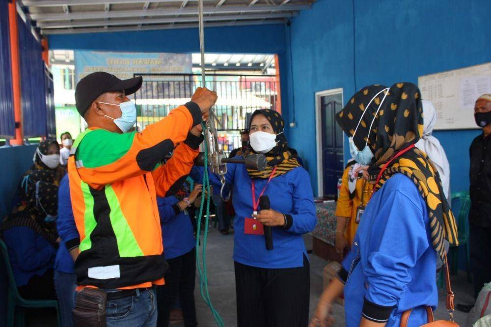 Sudin Lingkungan Hidup Jakut mensosialisasikan daur ulang sampah, Jumat (13/1/2023) (Dok. KOMINFOTIK JU)