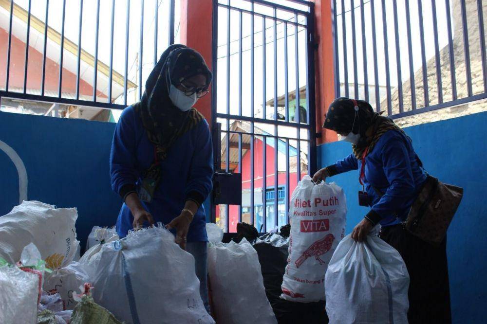 Sudin Lingkungan Hidup Jakut mensosialisasikan daur ulang sampah, Jumat (13/1/2023) (Dok. KOMINFOTIK JU)