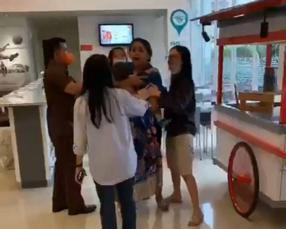Tangkap layar video saat Shelvia berusaha mengambil kembali anak berada di tangan keluarga suami. (IDN Times/Istimewa).