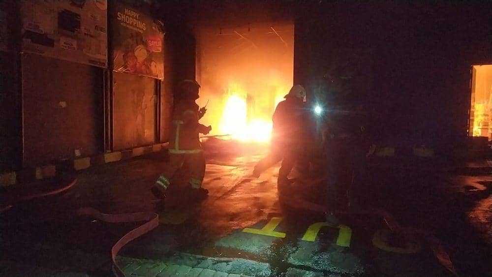 Gudang Indomaret di Surabaya Kebakaran