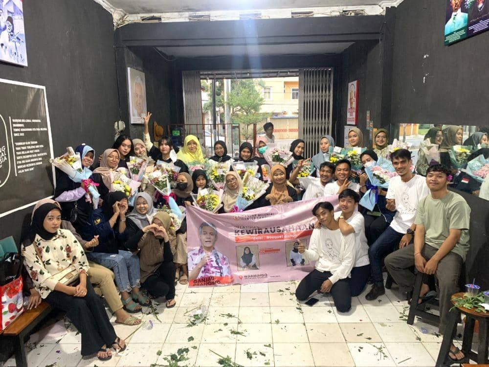 Relawan Ganjar Milenial Center (GMC) Lampung mengadakan kegiatan pelatihan cara membuat buket kepada anak muda, Jumat (13/1/2023). (Dok. GMC).
