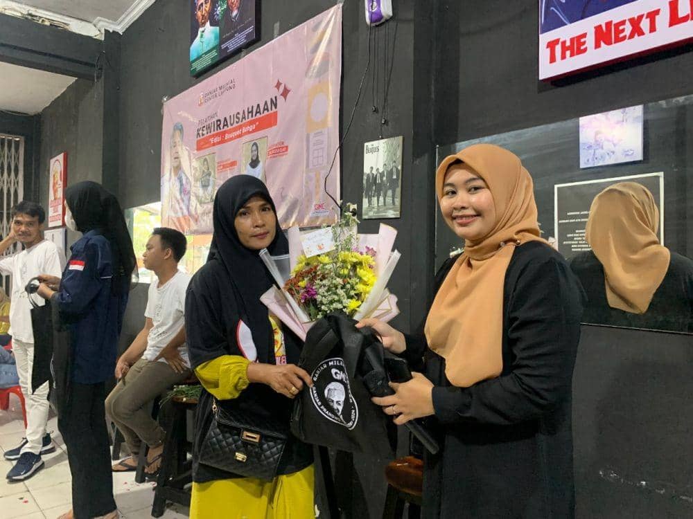 Relawan Ganjar Milenial Center (GMC) Lampung mengadakan kegiatan pelatihan cara membuat buket kepada anak muda, Jumat (13/1/2023). (Dok. GMC).